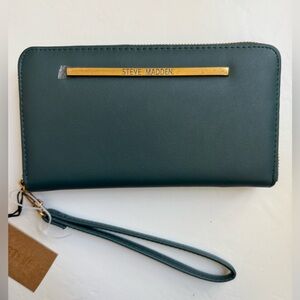 Steve Madden Green Wristlet with Gold Accent NWT